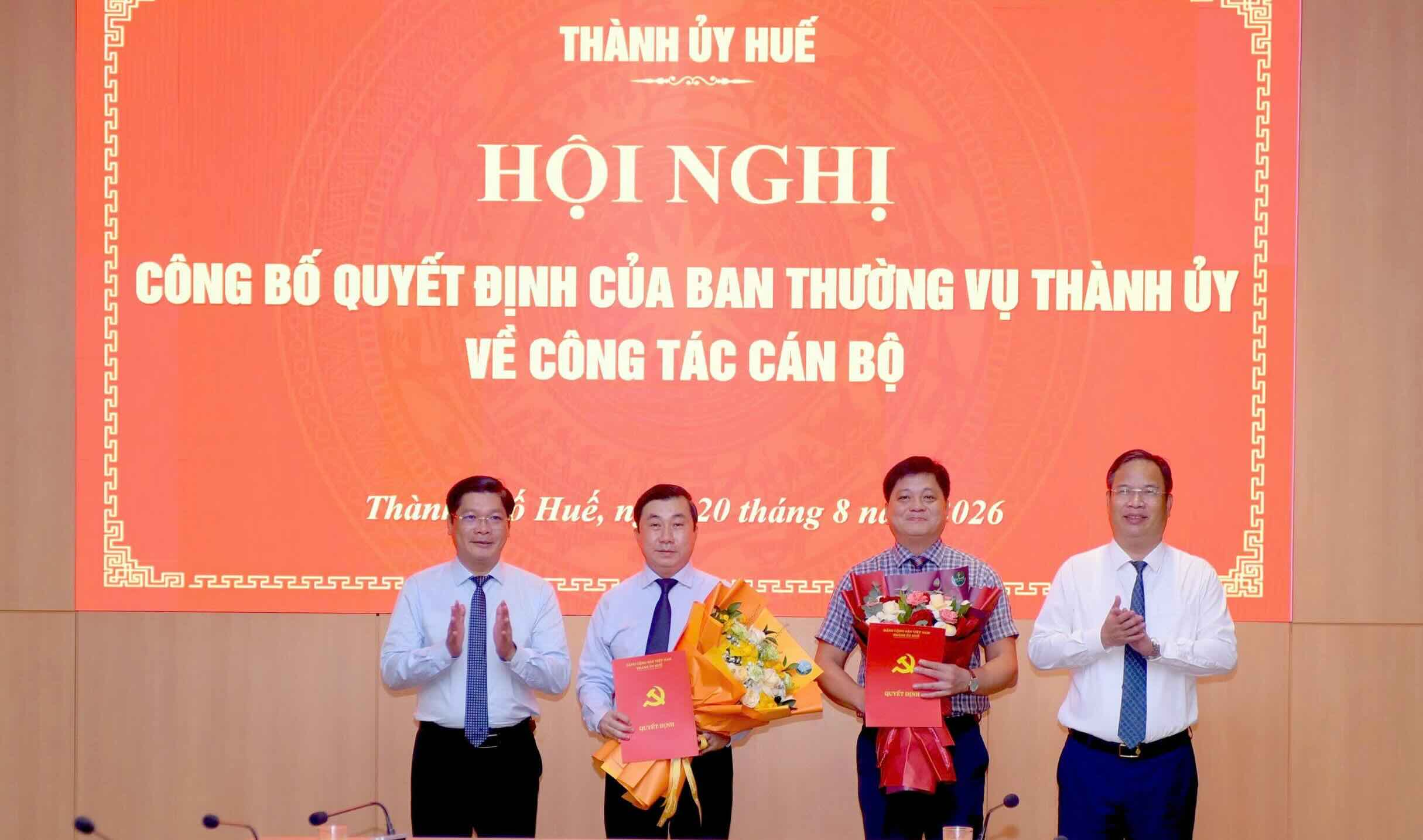 The Standing Committee of the City Party Committee awarded decisions to transfer cadres. Photo: Hue City Party Committee.