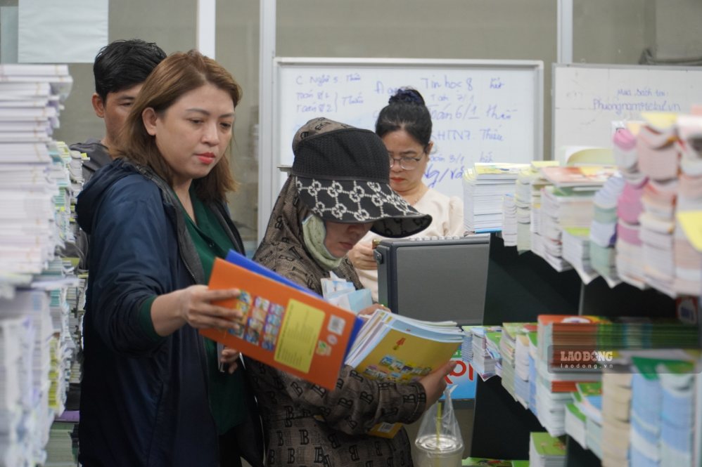 Many parents have to go to many bookstores to gather enough books for their children before the school opening day. Photo: Thai Bao