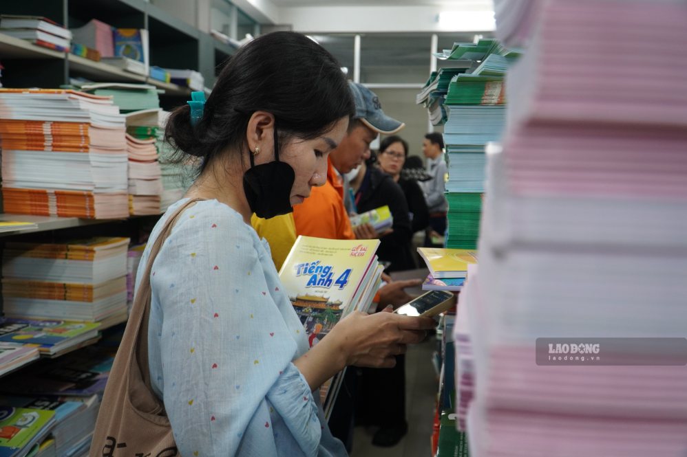 Phụ huynh xếp hàng chờ mua sách giáo khoa tại Nhà Xuất bản Giáo dục TPHCM ngày 20.8.