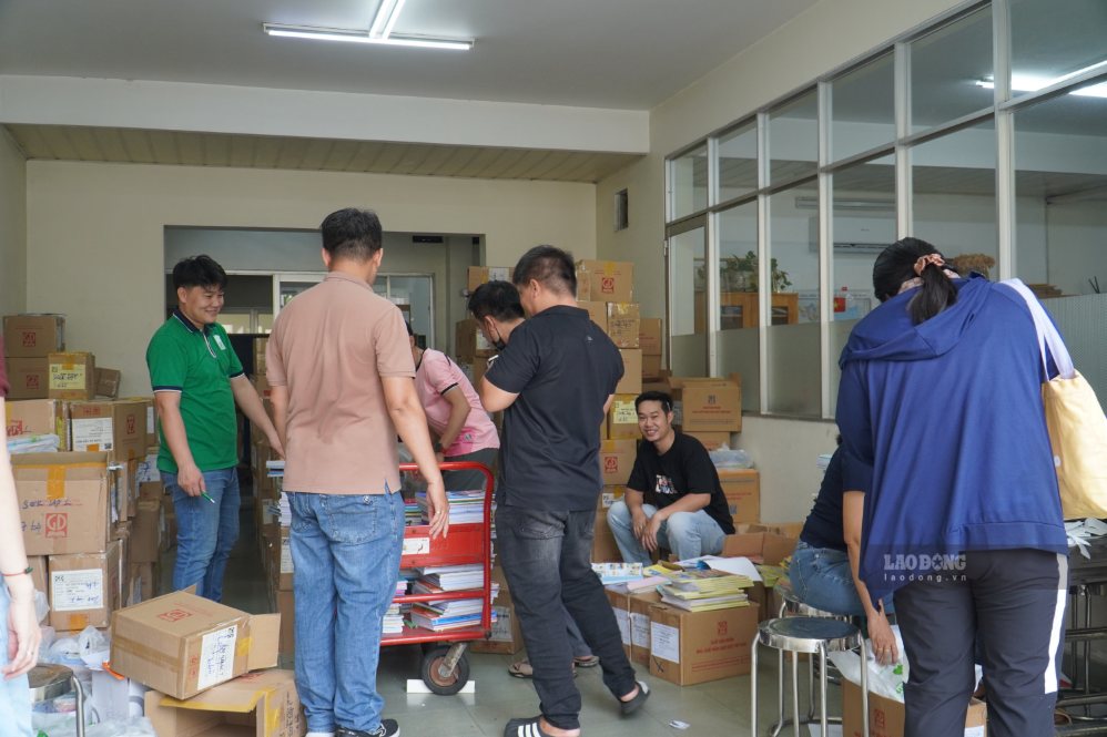 Lượng người tìm mua sách giáo khoa tăng mạnh trong những ngày cận năm học mới. Ảnh: Thái Bảo