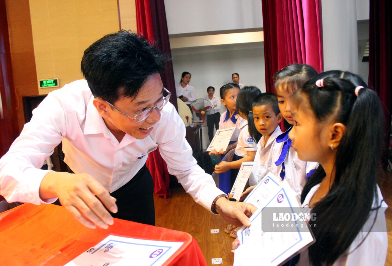 ông Lê Võ Tấn Lũy – Phó Tổng Giám đốc Tổ chức Tài chính vi mô CEP- trao học bổng. Ảnh: Thanh Mai