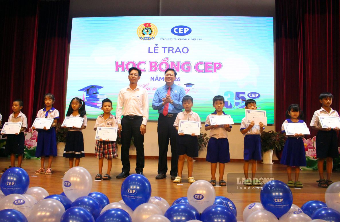 CEP Long Xuyen awards 75 scholarships and study gifts to children of workers and laborers in An Giang. Photo: Thanh Mai