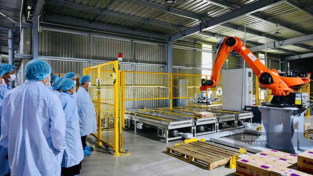 Đoàn công tác LĐLĐ tỉnh Tây Ninh khảo sát thực tế và tham quan dây chuyền sản xuất nhà máy Công ty CP Bibica. Ảnh: Huỳnh Du