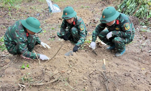 Team 584 searches for martyrs' remains in Quang Tri ward. Photo: Quang Tri Provincial Military Command