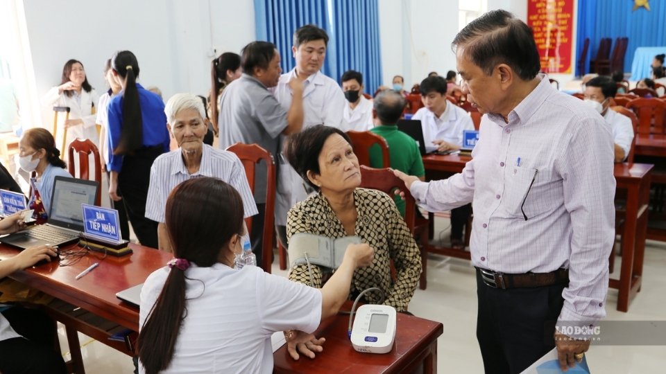 Sàng lọc sức khỏe miễn phí, giúp người dân Nhị Long phát hiện bệnh sớm. Ảnh: Hoàng Lộc