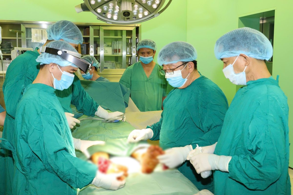 Successfully reconnecting 2 nearly severed limbs for a male patient after a surgery lasting nearly 4 hours. Photo: Ba Ria General Hospital