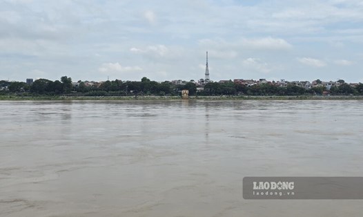 Except for the downstream area in Hanoi which is rising, the water level of rivers in the Red River basin is changing slowly. Photo: To Cong