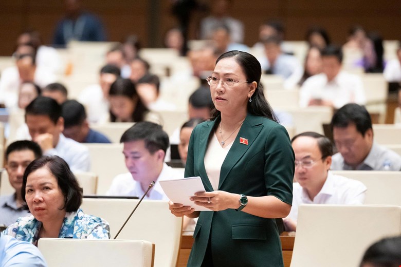 Delegate Nguyen Thi Yen Nhi said that for grassroots healthcare to operate effectively, it must have enough people, enough medicine, and enough equipment. Photo: Quochoi. vn