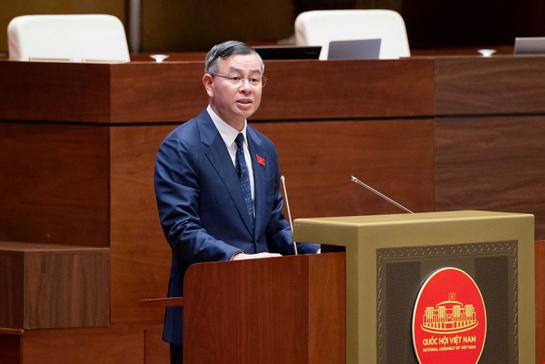 Le membre du Comité central du Parti, ministre des Finances Ngô Văn Tuấn, a déclaré qu'il continuerait à proposer des exonérations et des réductions d'impôts, des frais de conformité et des frais de paiement d'impôts pour soutenir les ménages commerciaux et les petites entreprises. Photo: Media Quốc hội