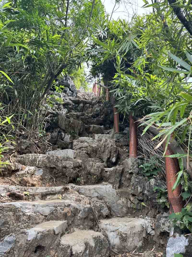 Những bậc đá dốc đứng cuối cùng để lên tới đỉnh.