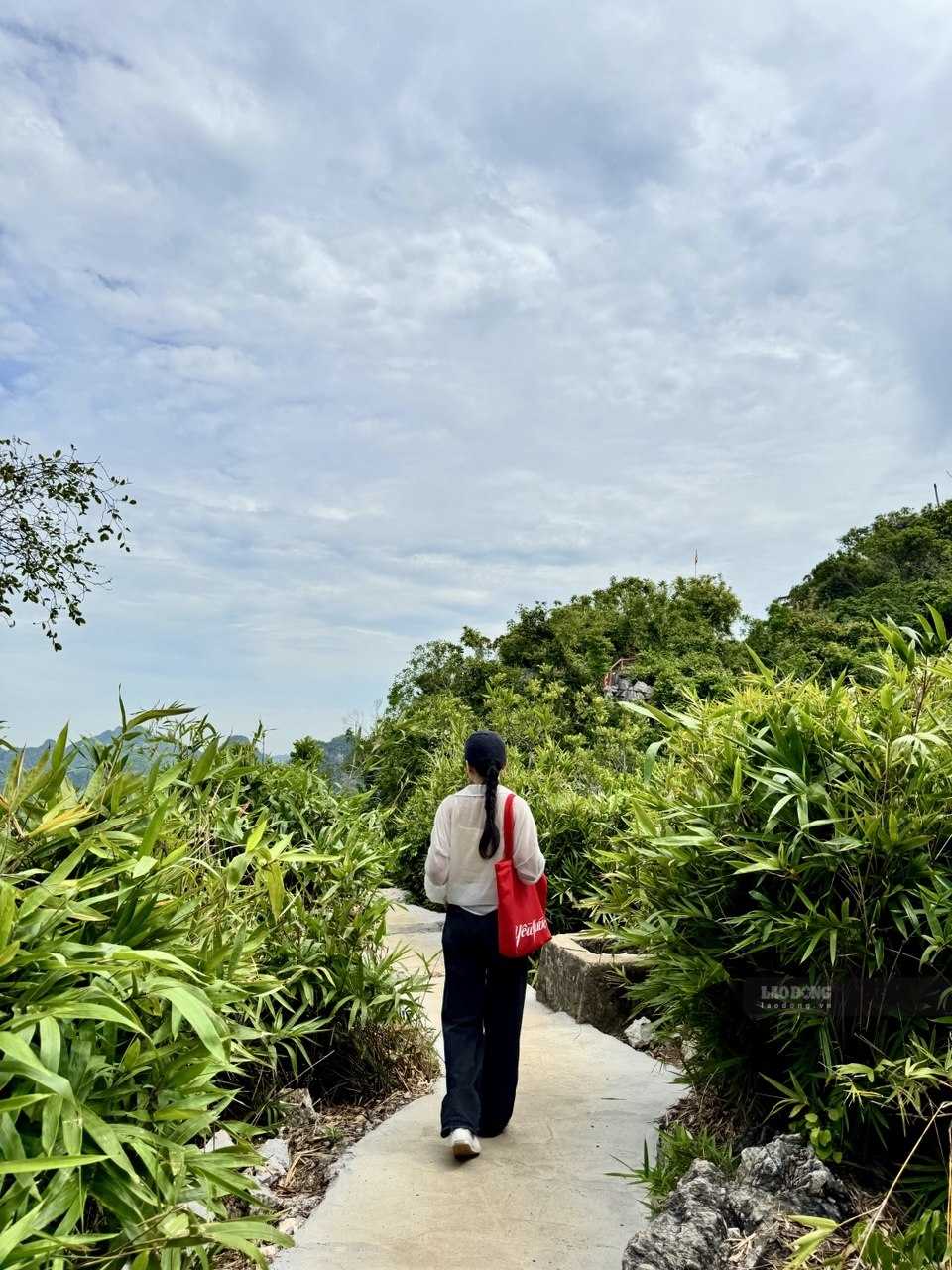 Nữ du khách check-in trên khu vực đỉnh.
