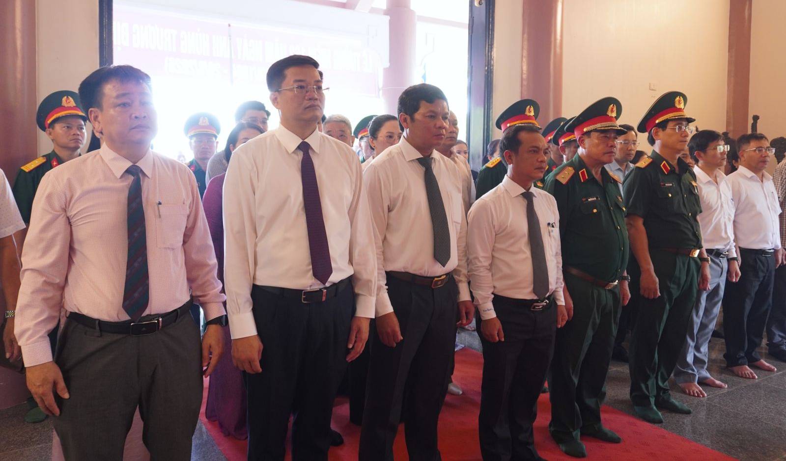 Các đại biểu dự Lễ dâng hương tưởng niệm Anh hùng dân tộc Trương Định. Ảnh: UBND tỉnh Quảng Ngãi