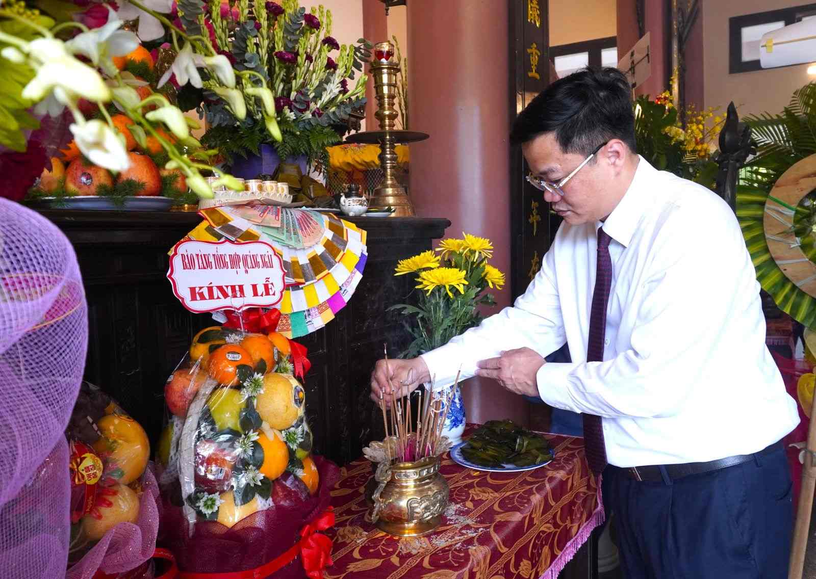 Mr. Nguyen Duc Tam - Chairman of Quang Ngai Provincial People's Committee offers incense to commemorate National Hero Truong Dinh. Photo: Quang Ngai Provincial People's Committee