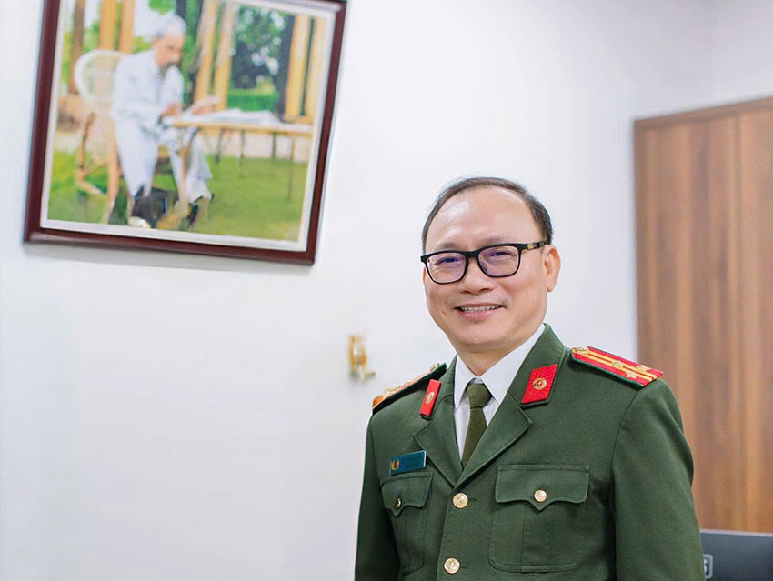 Thượng tá Đào Trung Hiếu khuyến cáo về việc chia sẻ cảm xúc trong các bài viết trên mạng xã hội. Ảnh: Nhân vật cung cấp