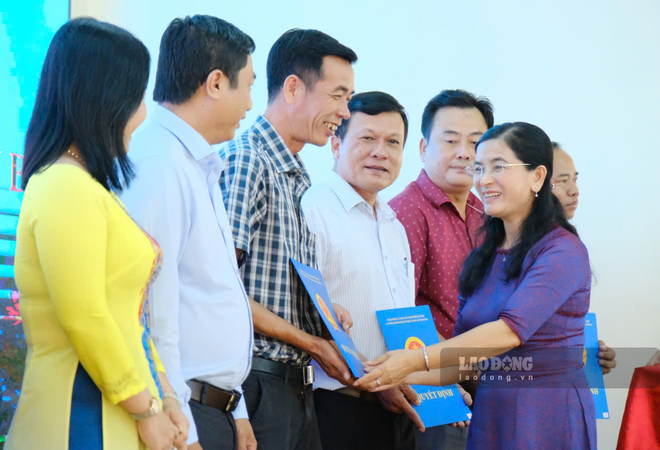 Ms. Tran Thi Huyen - Director of the Department of Education and Training of Can Tho City - presents decisions to individuals. Photo: My Ly