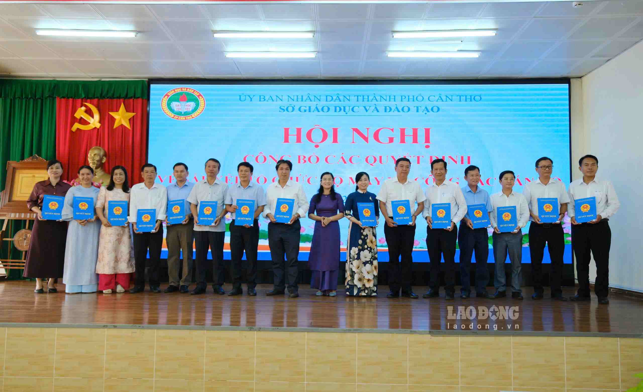 Giám đốc Sở GDĐT TP Cần Thơ Trần Thị Huyền trao các quyết định tại