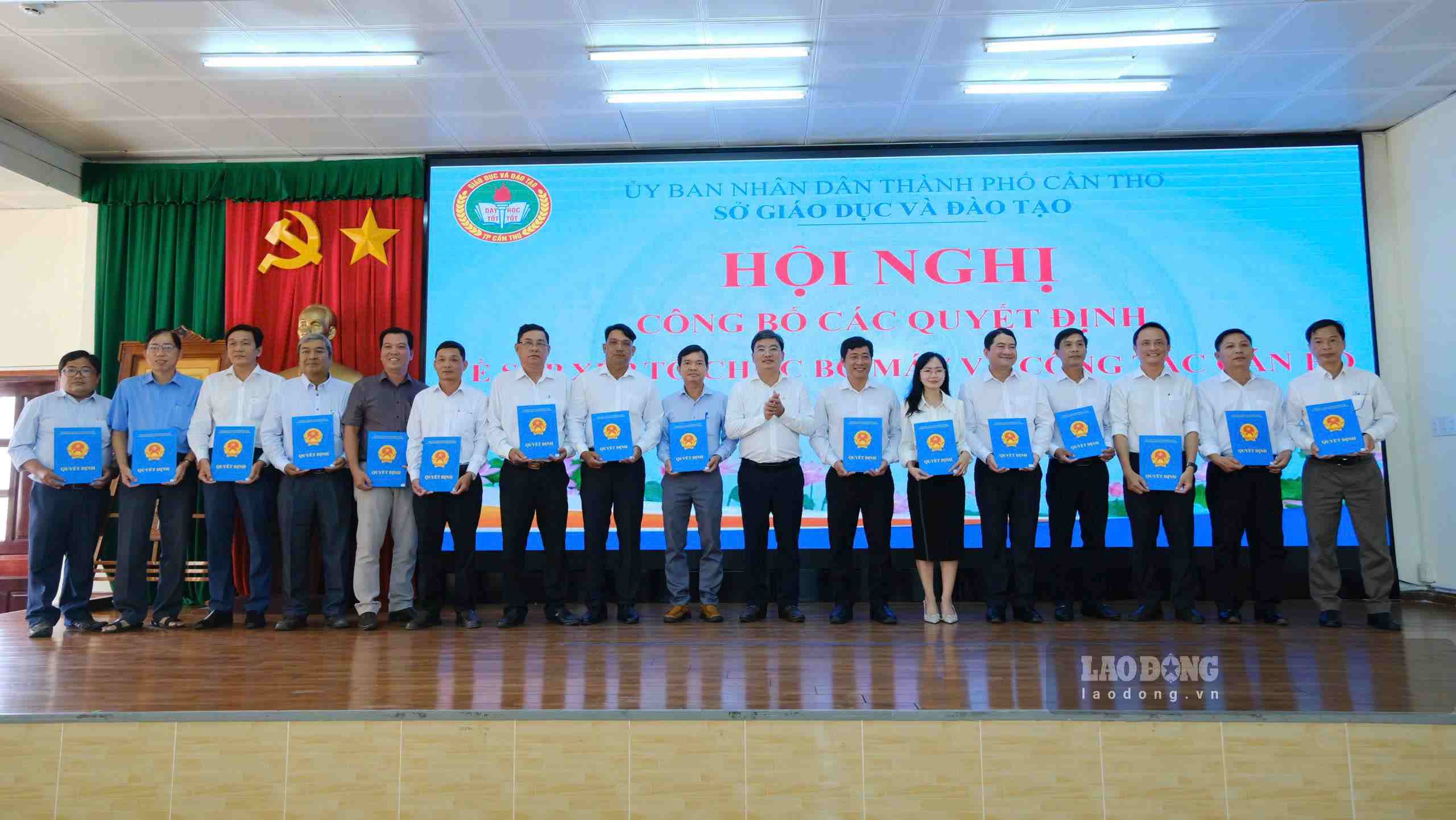 Phó Giám đốc Sở Nội vụ TP Cần Thơ Lâm Tiến Thạch trao quyết định về công tác cán bộ. Ảnh: Mỹ Ly
