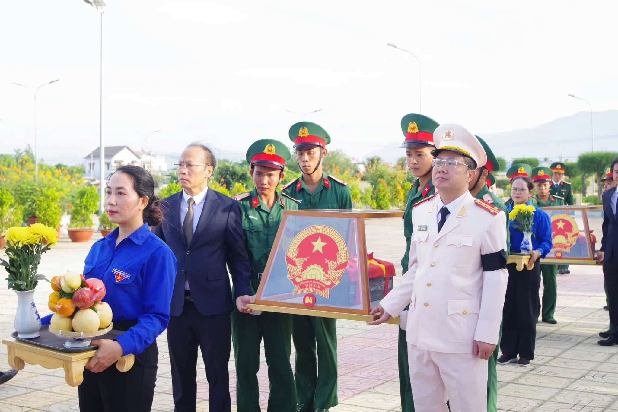 8 martyrs were buried by functional agencies at Ninh Thuan Martyrs' Cemetery. Photo: Khanh Hoa Provincial Police