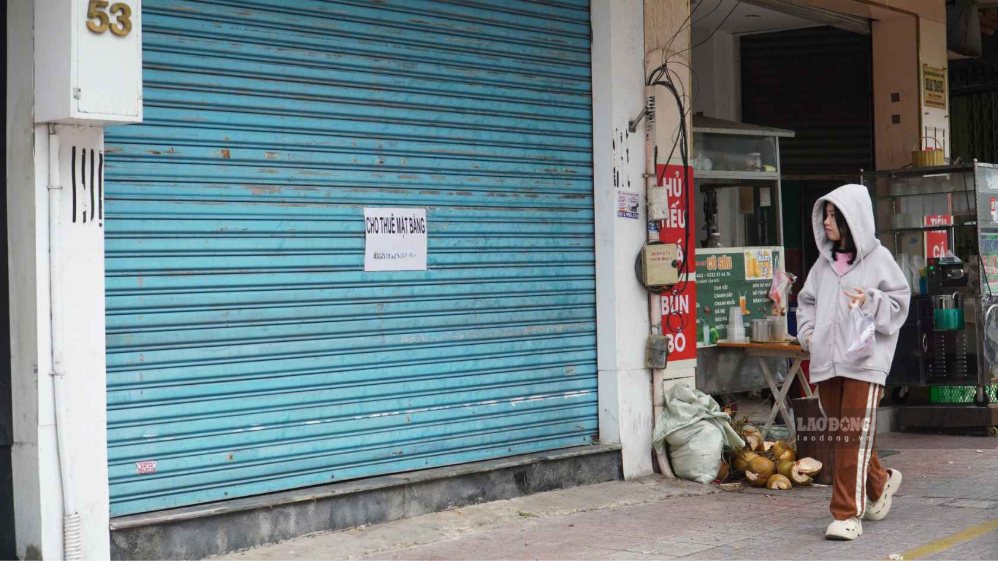 Spaces are increasingly appearing on Ho Van Hue street, Ho Chi Minh City. Photo: Thai Bao
