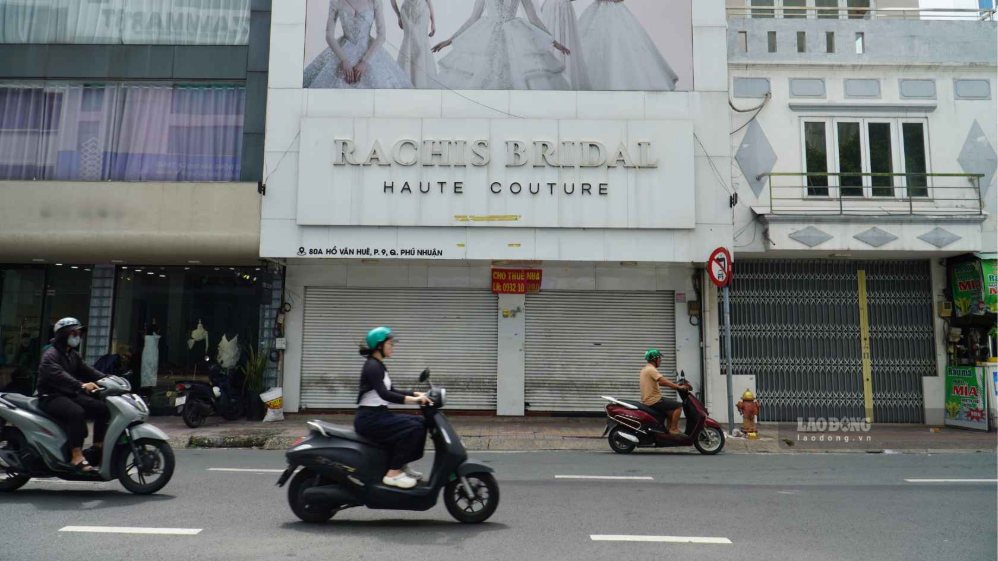 Một đoạn đường Hồ Văn Huê xuất hiện nhiều mặt bằng đóng cửa, treo biển cho thuê.
