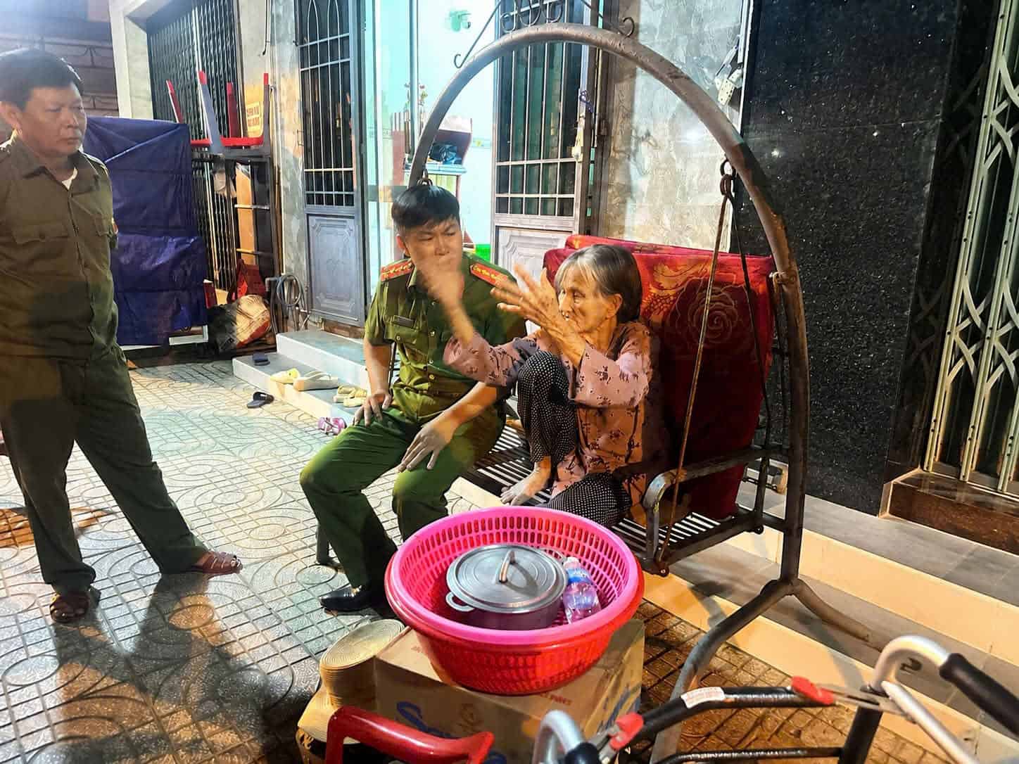 Functional forces have just helped the lost old woman return to her family. Photo: Bac Nha Trang Ward Police