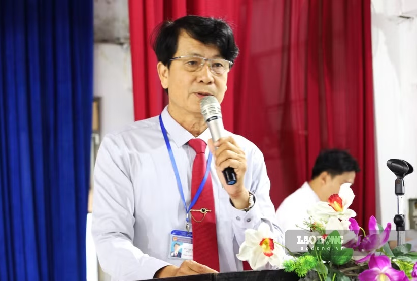 Mr. Du Quoc Kiet - former Principal of Bac Lieu Ethnic Minority Boarding School - explains the early retirement application. Photo: Nhat Ho