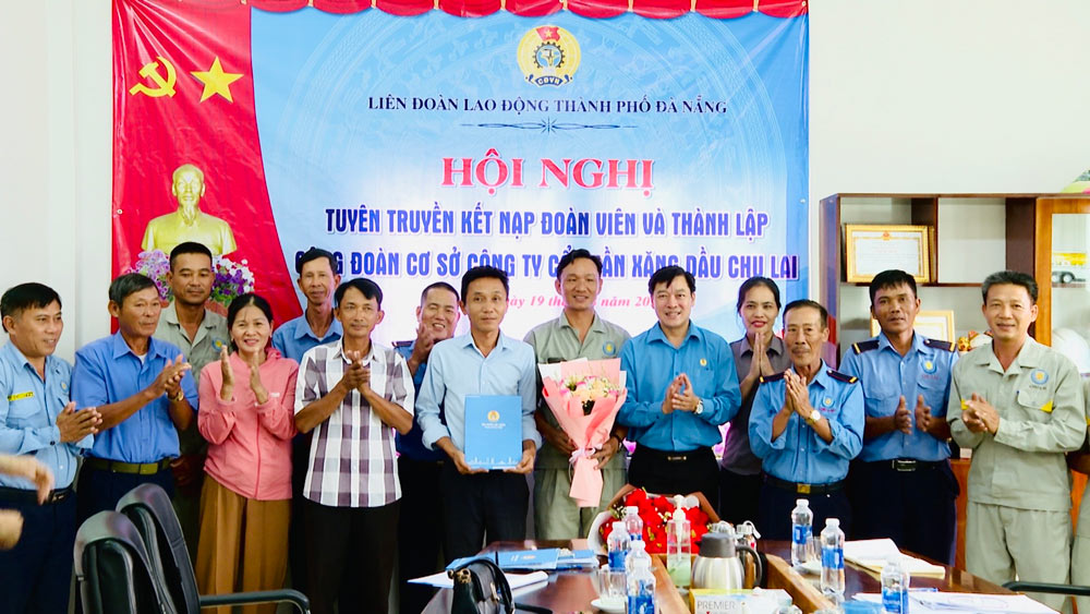 Da Nang City Labor Federation established the grassroots Trade Union of Chu Lai Petroleum Joint Stock Company with 16 union members. Photo: Da Nang Trade Union
