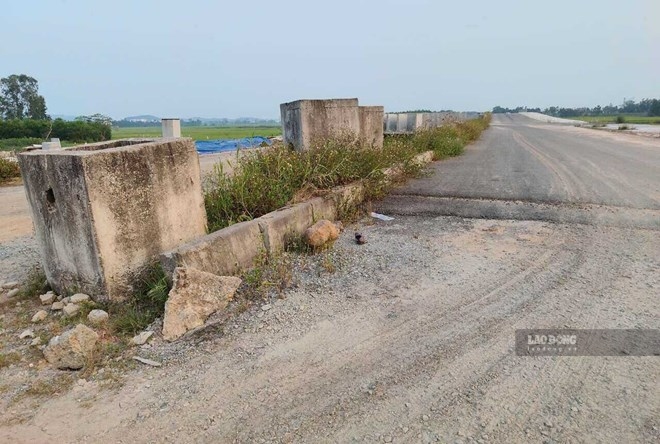 Dự án đường Thạch Bích - Thọ Phong (Quảng Ngãi) thi công dang dở vì mặt bằng bàn giao không liền mạch. Ảnh: Viên Nguyễn