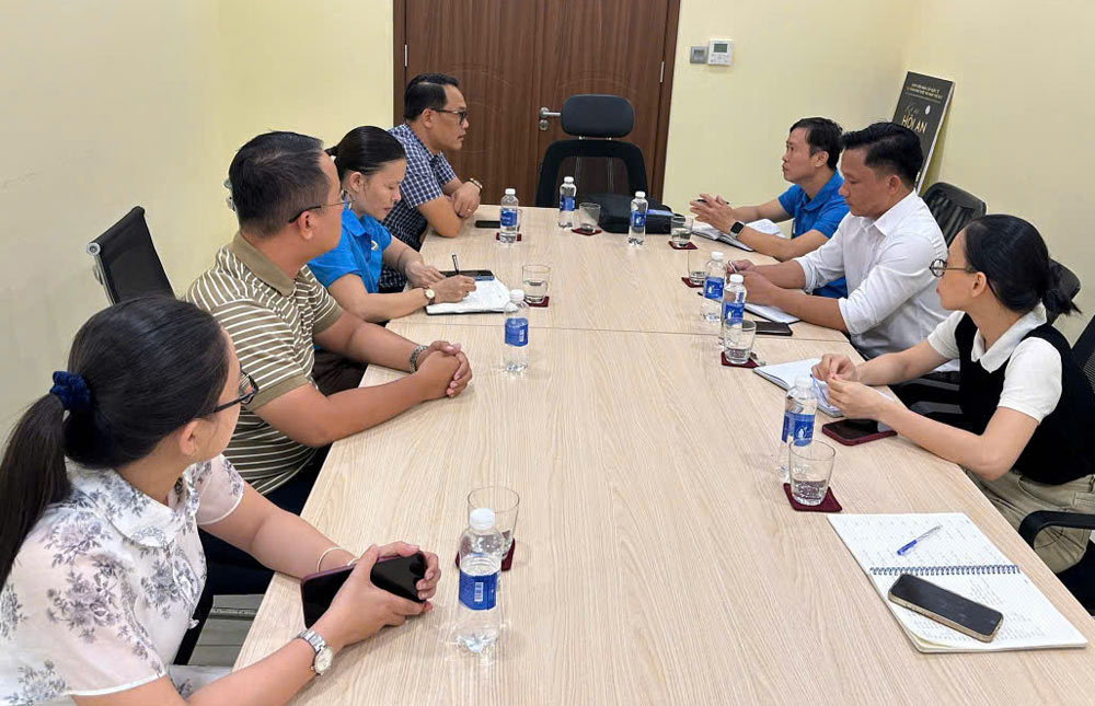 Hoi An Ward Trade Union, Da Nang guides the grassroots Trade Union of Gami Hoi An Joint Stock Company to negotiate and sign collective labor agreements. Photo: Hoi An Trade Union