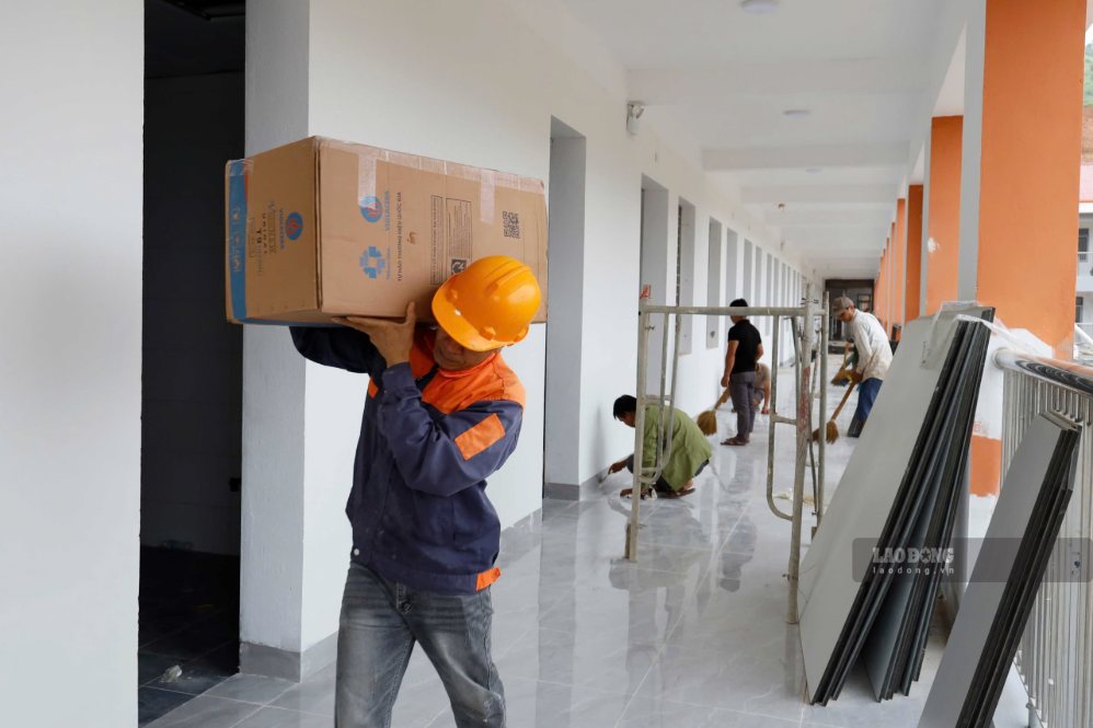 Các công nhân đẩy nhanh tiến độ lắp đặt thiết bị. Ảnh: Thành An.