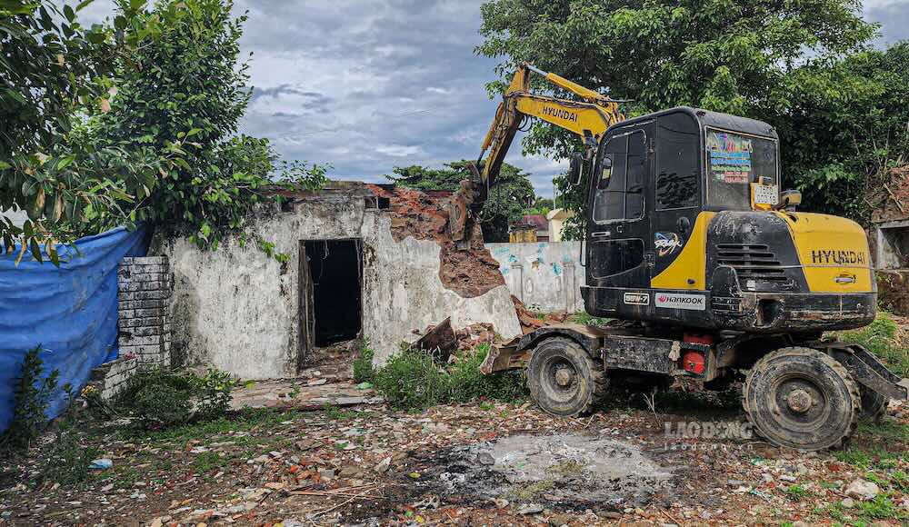 Machinery is mobilized to dismantle a military bunker located in the Hue Citadel area. Photo: Phuc Dat
