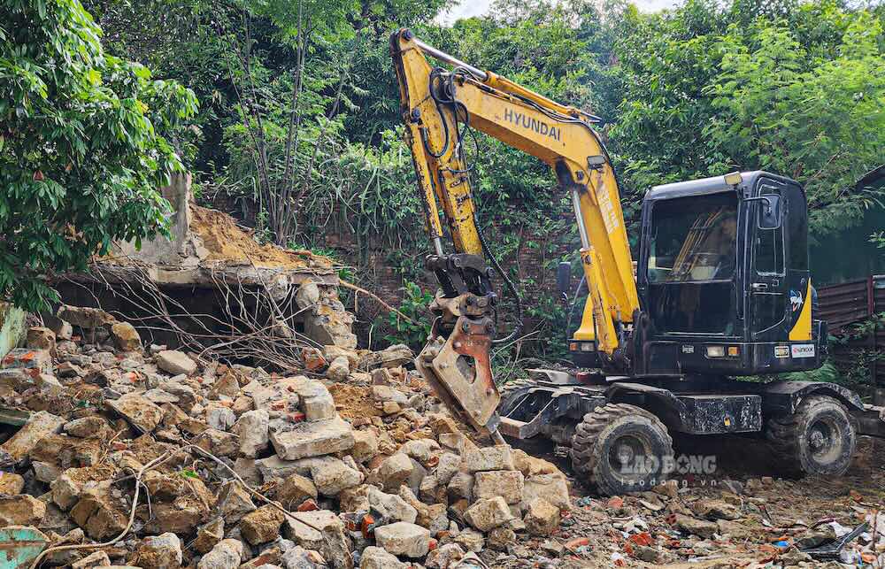 Việc phá dỡ được thực hiện từng phần, kết hợp máy cơ giới để xử lý các khối bê tông, gạch đá của công trình quân sự cũ. Ảnh: Phúc Đạt