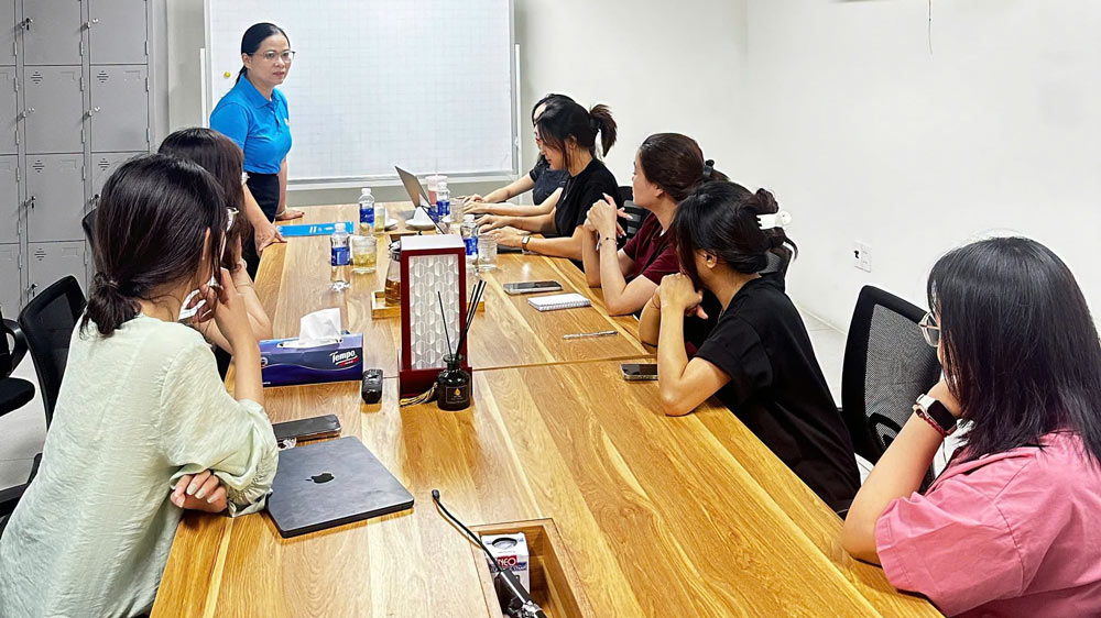 Hoa Cuong Ward Trade Union, Da Nang propagates and mobilizes the establishment of grassroots trade unions at enterprises. Photo: Hoa Cuong Trade Union