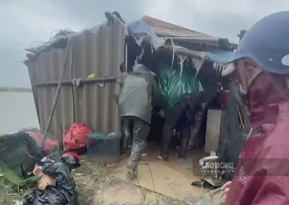 The aquaculture watchtower, where 2 men took shelter and were struck by lightning, killing one person and injuring another. Photo: Hoanh Anh
