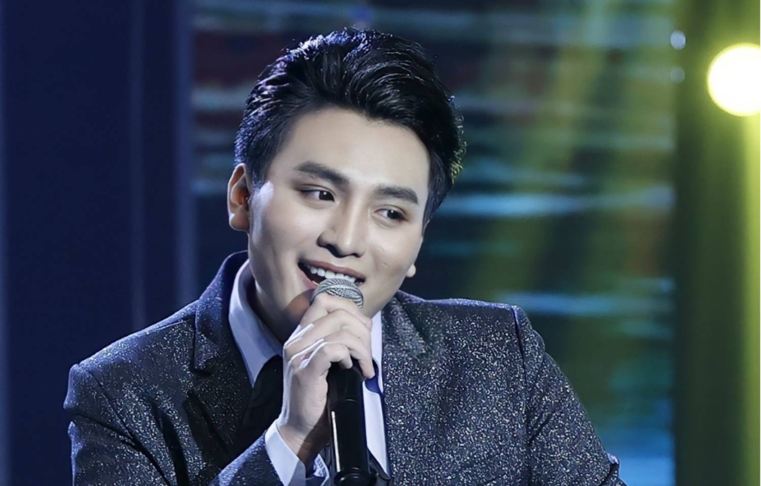 가수 호앙 빈 응우옌은 서정적이고 볼레로 음악 장르를 추구하며 음악 무대에서 인상을 남겼습니다. 사진: 캐릭터 제공.