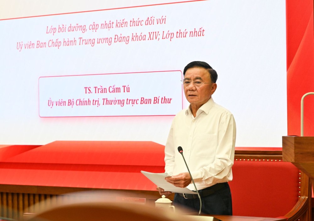 Dr. Tran Cam Tu - Member of the Politburo, Standing Secretary of the Secretariat - introduces and exchanges specialized topics "Building a clean, comprehensively strong Party, "being morality, being civilization" to undertake the mission of leadership and rule in the new era of development". Photo: E-Portal of the Communist Party of Vietnam