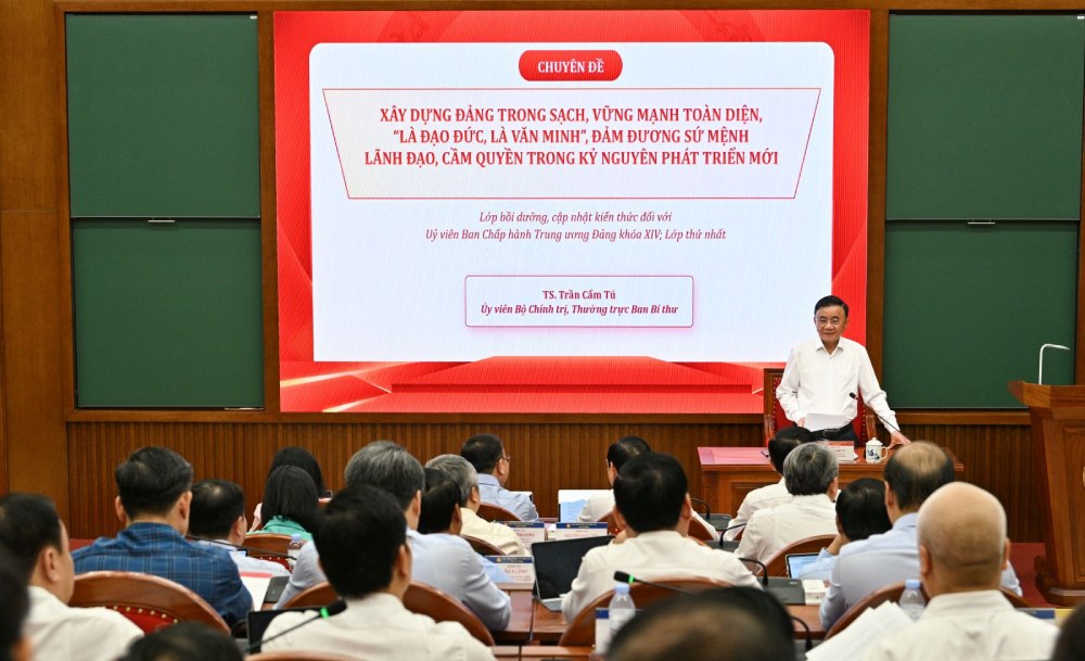 Thường trực Ban Bí thư Trần Cẩm Tú nhấn mạnh yêu cầu đổi mới mạnh mẽ công tác cán bộ. Ảnh: Cổng TTĐT Đảng Cộng sản Việt Nam.