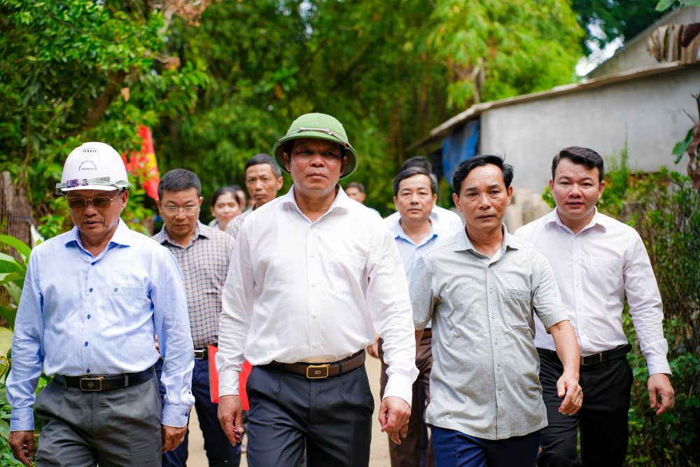Đoàn công tác kiểm tra tiến độ bồi thưởng, giải phóng mặt bằng và tái định cư. Ảnh: UBND phường Trương Quang Trọng