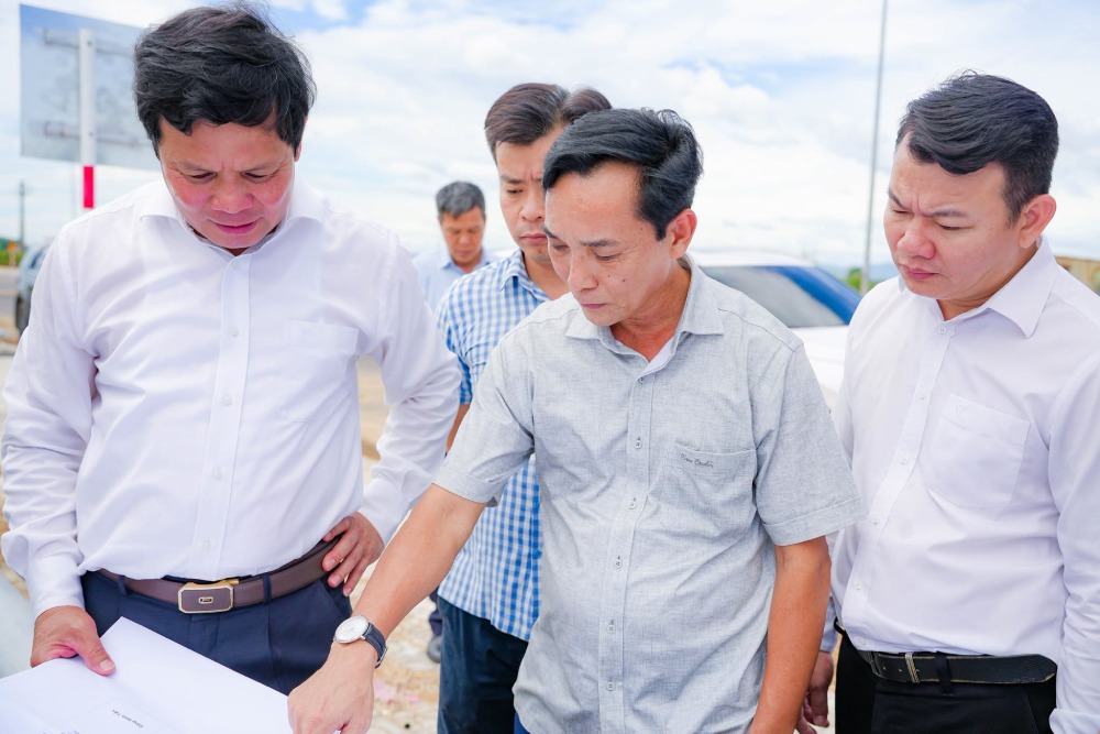 Mr. Nguyen Duc Tuy - Chairman of Quang Ngai Provincial People's Council (far left) inspects the reality at the An Phu New Urban Area project. Photo: Truong Quang Trong Ward People's Committee
