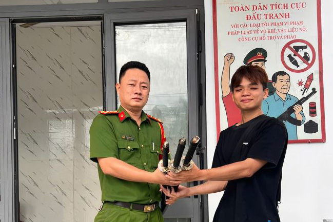 Mr. Tran Nhut Quynh voluntarily went to Van Thang Commune Police to hand over rudimentary weapons. Photo: E-Portal of Khanh Hoa Provincial Police