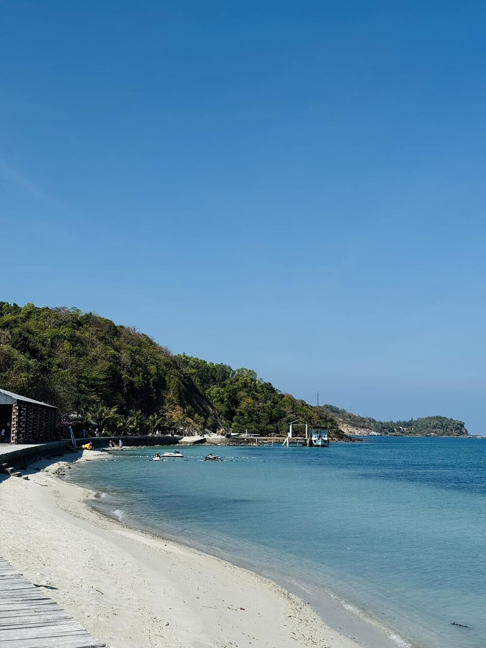 Nước biển ngoài đảo trong xanh, mát lạnh. Ảnh: Phan Thành Đạt