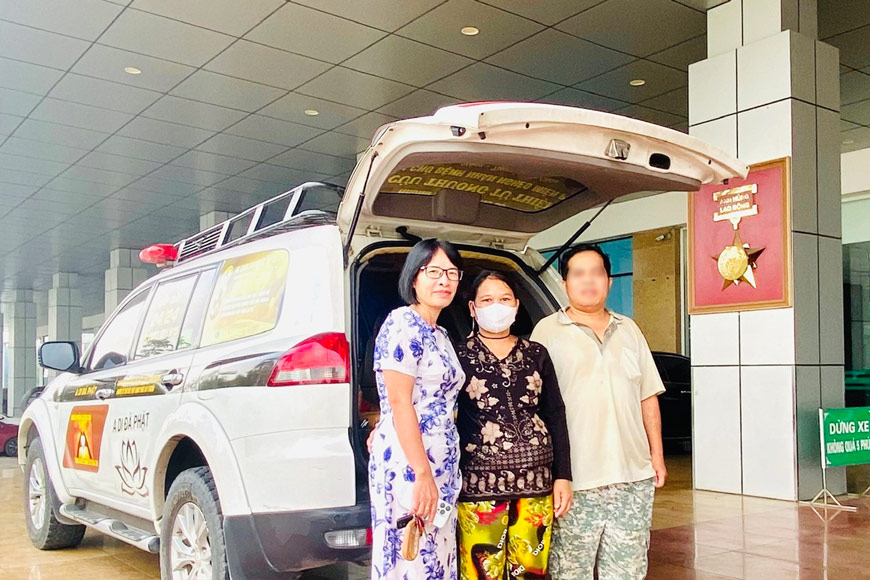 Thạc sĩ Đặng Thị Thanh tiễn gia đình bệnh nhân về Quảng Nam bằng chuyến xe 0 đồng. Ảnh: BVCC