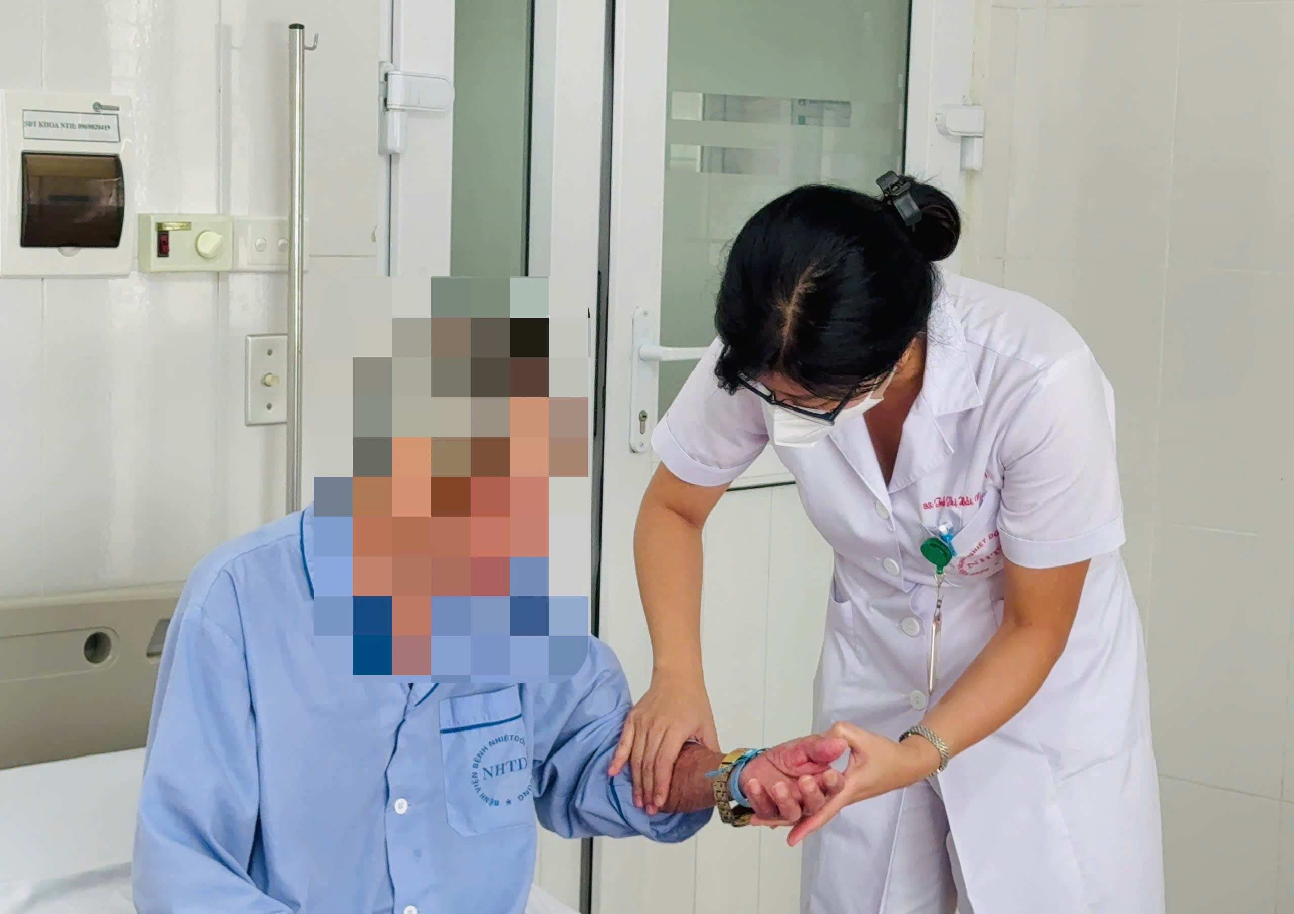 Thinking calcium is low, a 41-year-old man is paralyzed in his limbs due to hyperthyroidism. Photo: BVCC