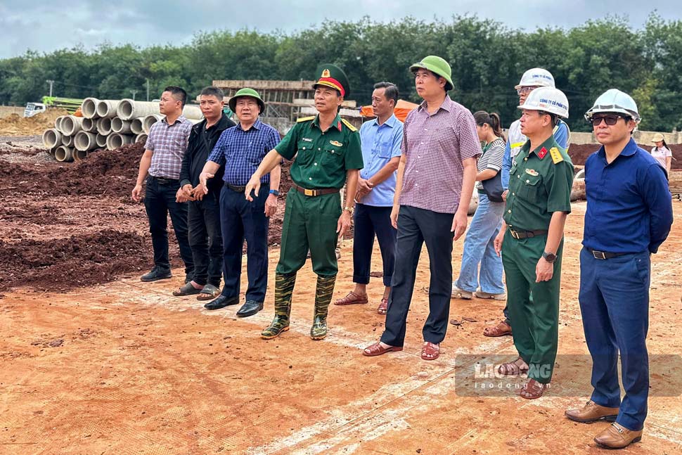 Phó Chủ tịch UBND tỉnh Gia Lai Lâm Hải Giang kiểm tra tiến độ xây dựng các trường phổ thông nội trú liên cấp tại các xã biên giới. Ảnh: Thảo Nguyên