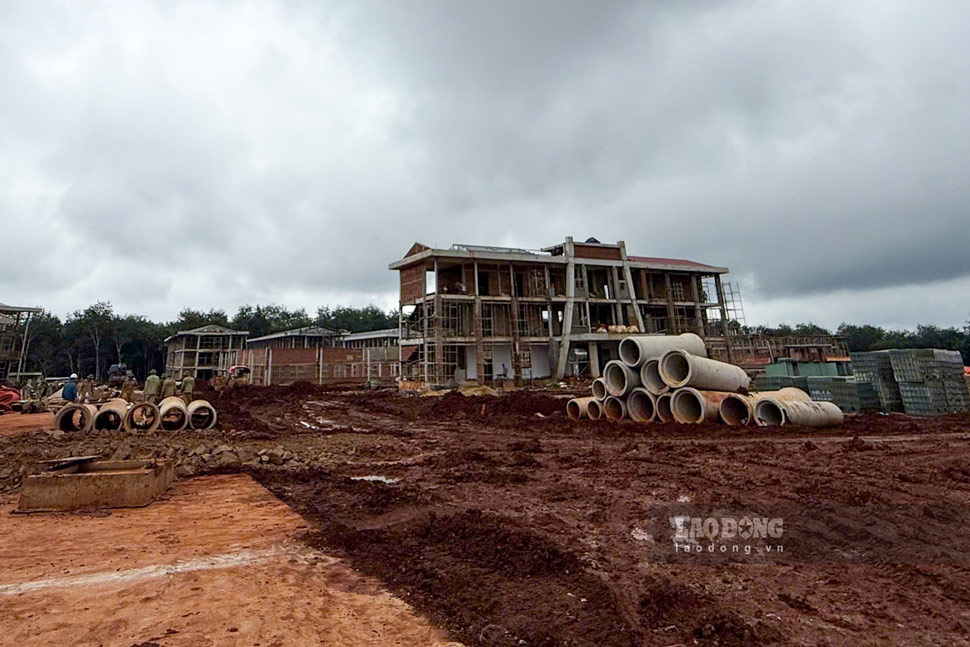Workers take advantage of the dry weather to construct the Inter-level Boarding School in Ia Chia commune, Gia Lai. Photo: Thao Nguyen