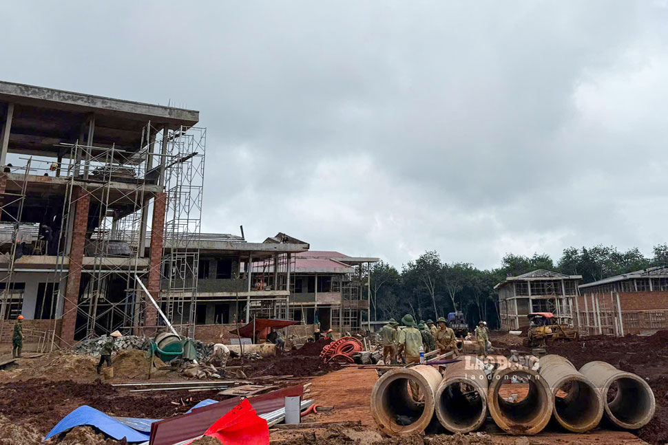 Trường phổ thông nội trú liên cấp tại xã Ia Chía đang bước vào giai đoạn nước rút. Ảnh: Thảo Nguyên