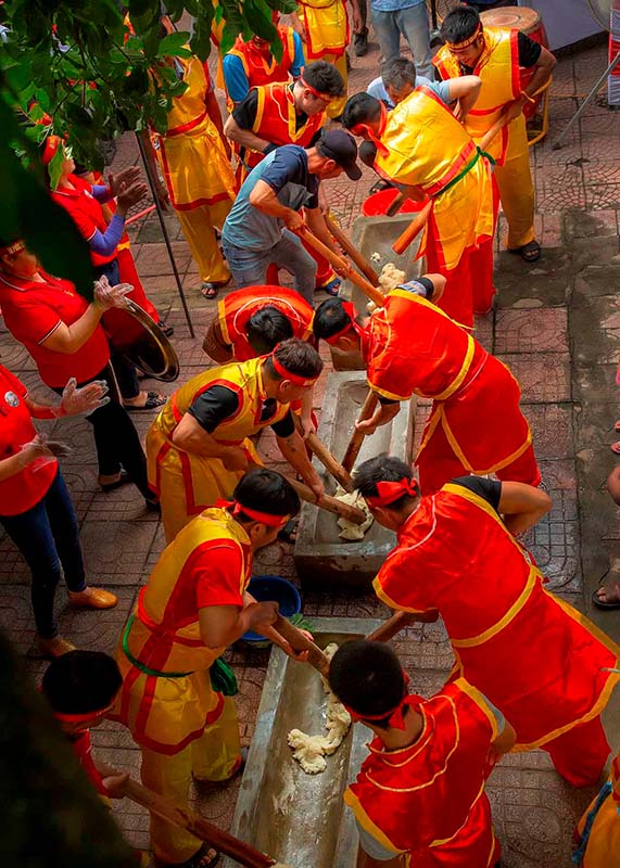 Nam giới tham gia giã oản nếp trong Lễ hội đền Yên Lương (Nghệ An). Ảnh: Cổng TTĐT tỉnh Nghệ An