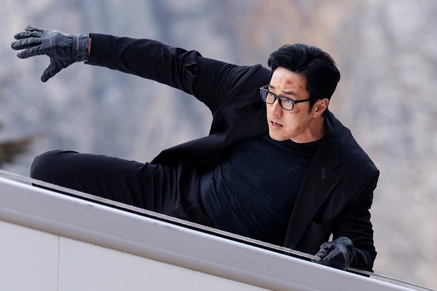 So Ji Sub in the movie "Agent Kim Reboots". Photo: Netflix