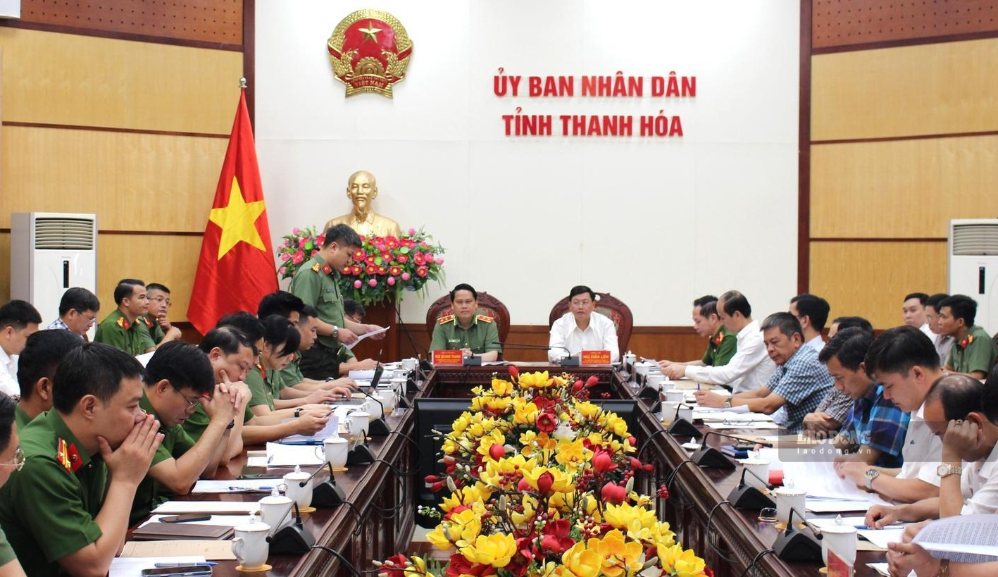 Conference announcing the decision to inspect the compliance with legal regulations on the management and use of weapons, explosives and supporting tools at Thanh Hoa Provincial People's Committee. Photo: Tran Lam