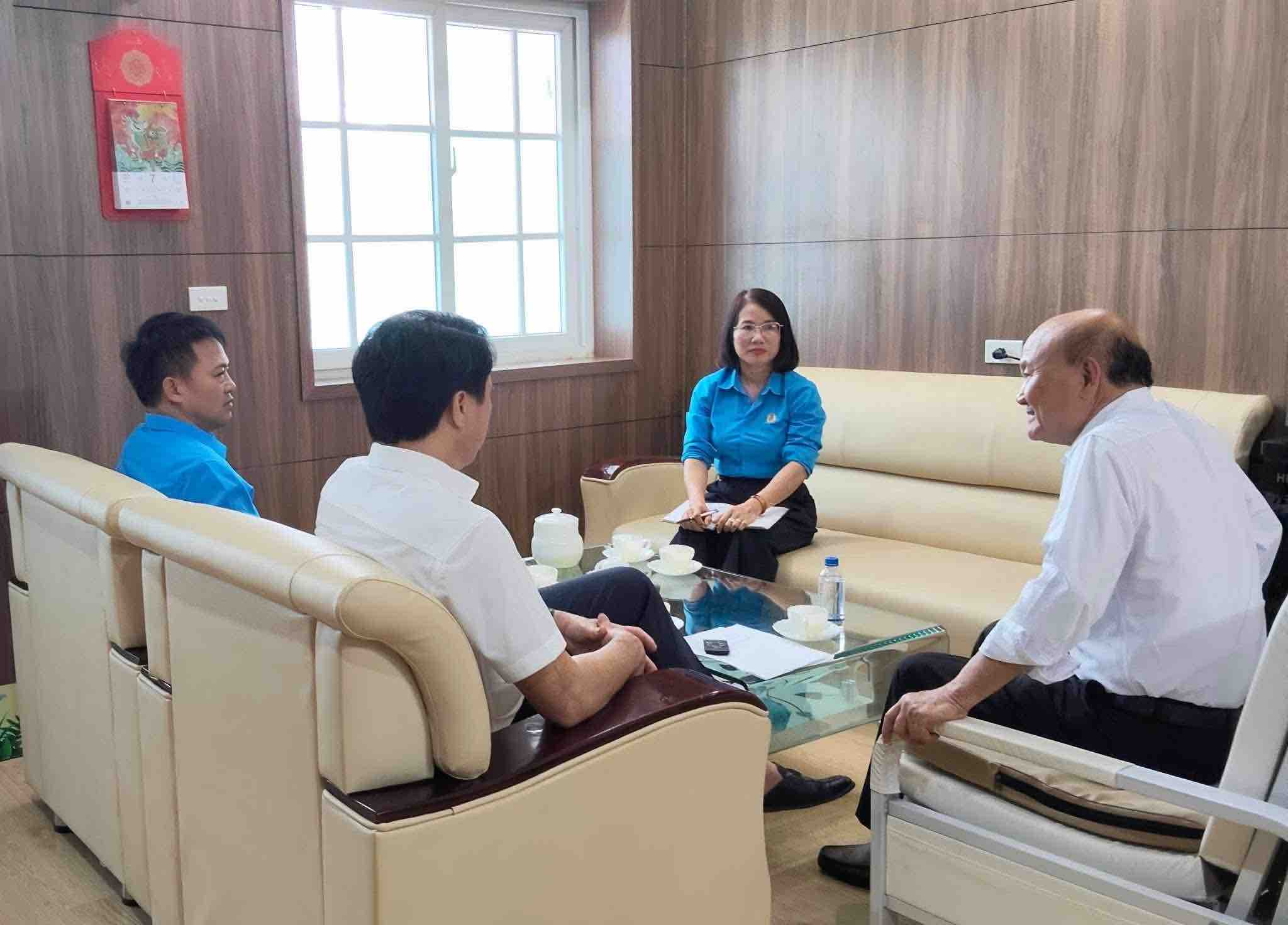 Vinh Hung Ward Trade Union connects workers and mobilizes the establishment of grassroots trade unions. Photo: Nghe An Trade Union
